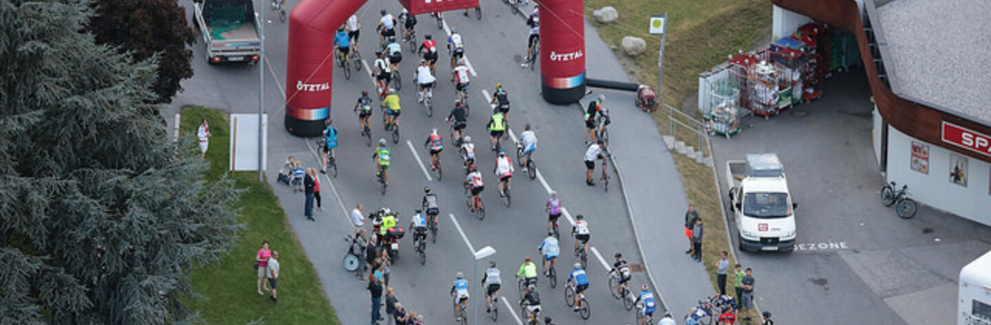 Start des Ötzaler Radmarathons in Sölden