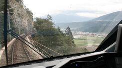 Blick aus dem Fenster eines Triebwagens Richtung Inntal