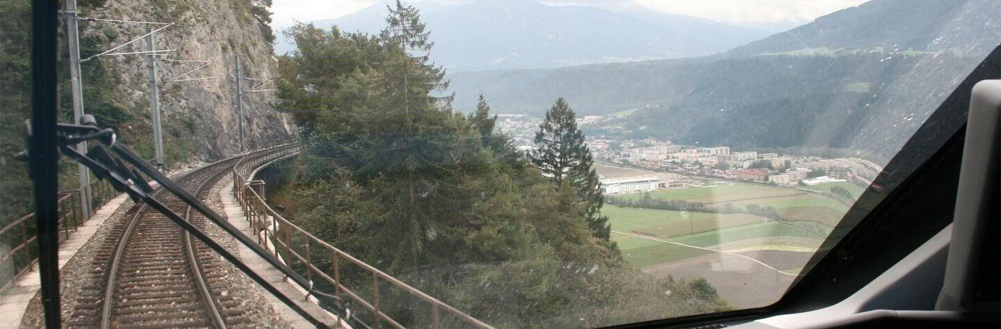 Blick aus dem Fenster eines Triebwagens Richtung Inntal