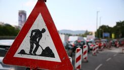 Ein Baustellenschild weist auf einen möglichen Stau auf der bevorstehenden Fahrstrecke hin.