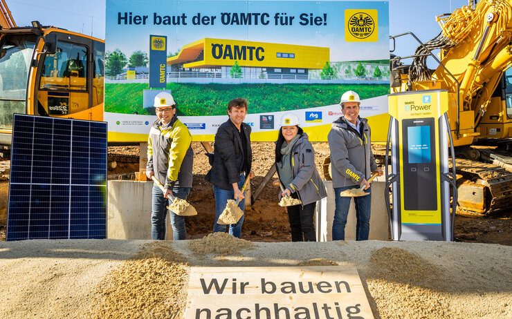 Spatenstich Oberpullendorf Spatenstich auf der Baustelle des neuen Stützpunkts in Oberpullendorf von Jakob Pflegerl, Johann Heisz, Alexandra Weidl und Oliver Krupitza mit Bautafel und zwei Baggern im Hintergrund.