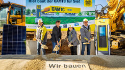 Spatenstich auf der Baustelle des neuen Stützpunkts in Oberpullendorf von Jakob Pflegerl, Johann Heisz, Alexandra Weidl und Oliver Krupitza mit Bautafel und zwei Baggern im Hintergrund.