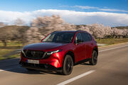 Ein roter Mazda CX-5 fährt auf einer Landstraße