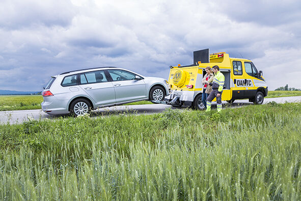 Ein ÖAMTC Pannenfahrzeug schleppt einen defekten PKW ab.