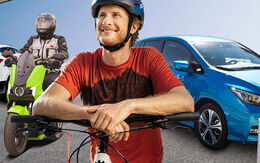 Ein Radfahrer mit Helm, ein E-Mopedfahrer mit Helm und ein blaues E-Auto beim Laden an einer Tankstelle. Im Hintergrund ist eine Wasserstoff Lademöglichkeit.