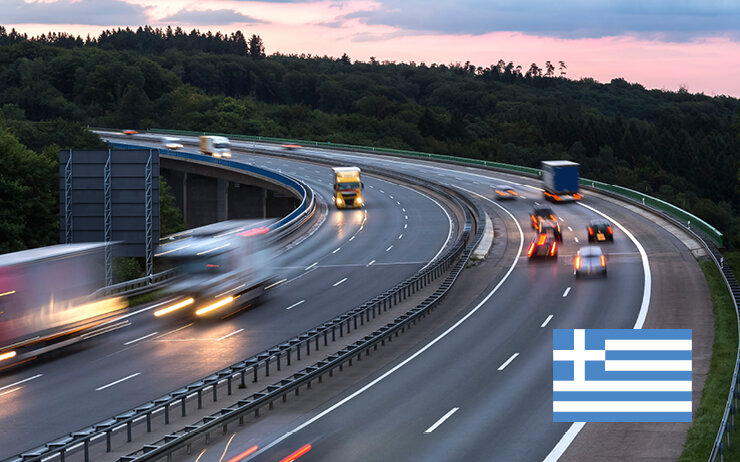 Autobahn mit fahrenden Autos in der Dämmerung in Griechenland