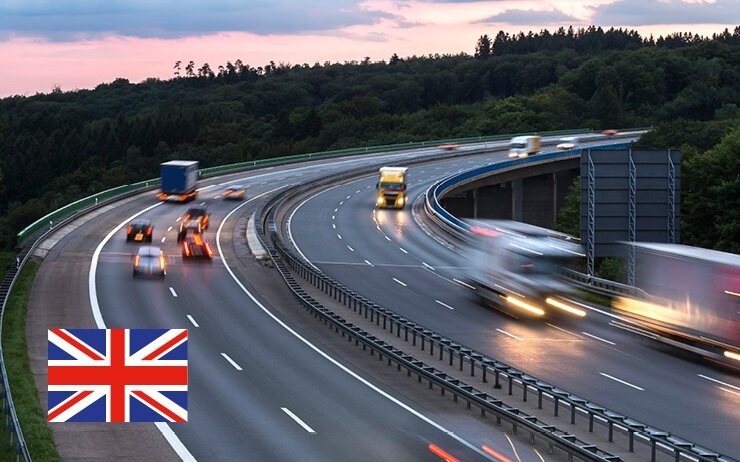 Autobahn mit fahrenden Autos in der Dämmerung in Großbritannien