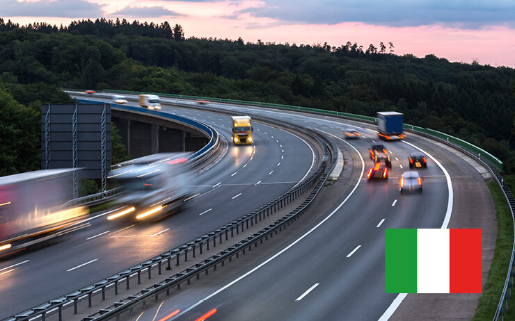 Eine Autobahn mit fahrenden Autos in der Dämmerung in Italien