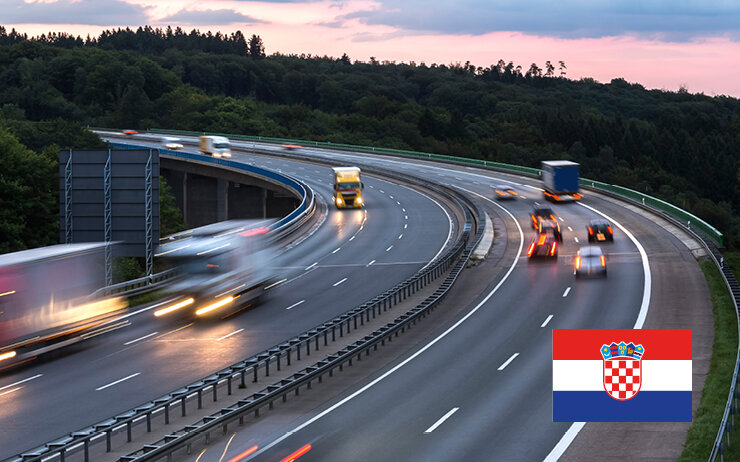 Eine Autobahn mit fahrenden Autos in der Dämmerung in Kroatien