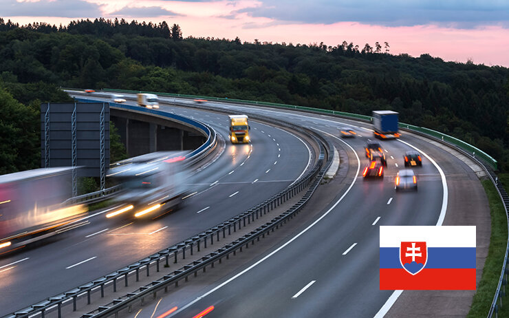 Eine Autobahn mit fahrenden Autos in der Dämmerung in der Slowakei