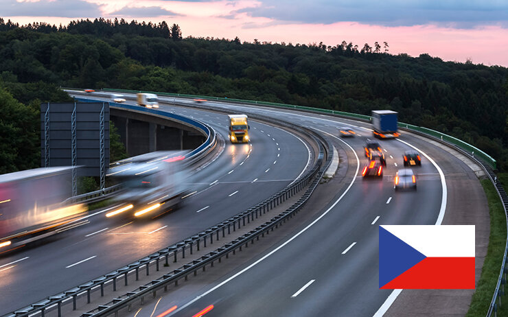 Autobahn mit fahrenden Autos in der Dämmerung in Tschechien
