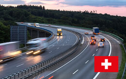 Autobahn mit fahrenden Autos in der Dämmerung in der Schweiz