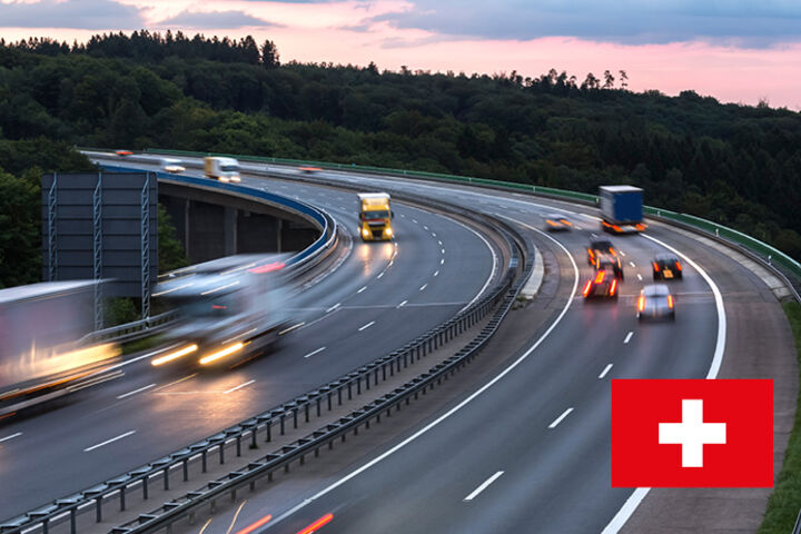 Autobahn mit fahrenden Autos in der Dämmerung in der Schweiz