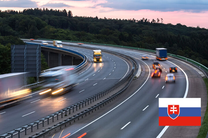 Eine Autobahn mit fahrenden Autos in der Dämmerung in der Slowakei