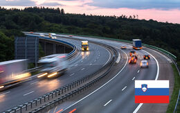Eine Autobahn mit fahrenden Autos in der Dämmerung in Slowenien