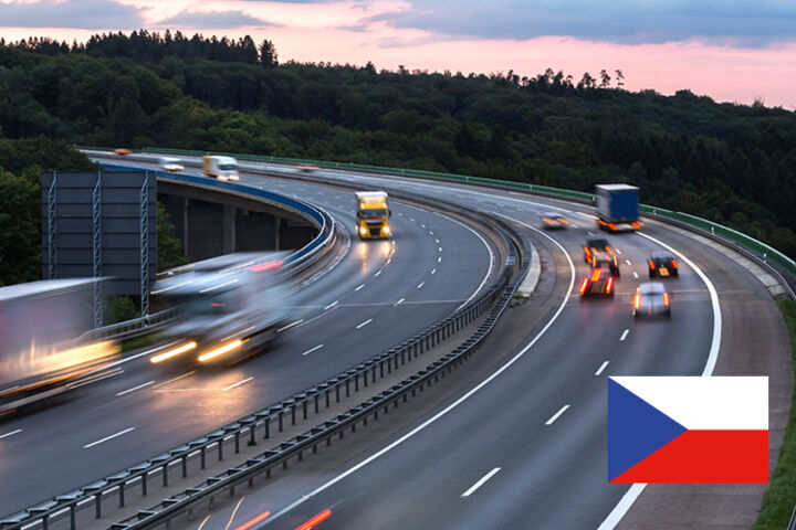 Autobahn mit fahrenden Autos in der Dämmerung in Tschechien