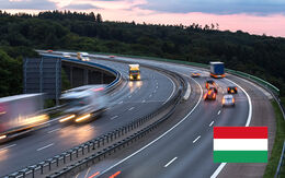 Eine Autobahn mit fahrenden Autos in der Dämmerung in Ungarn