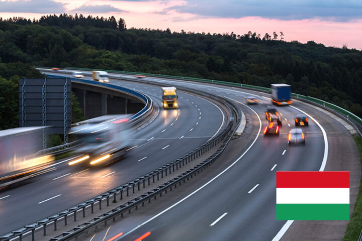 Eine Autobahn mit fahrenden Autos in der Dämmerung in Ungarn