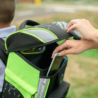 Ein Junge trägt einen Schultasche die offen ist. Man sieht eine Hand, die ein Handy in die Schultasche steckt.