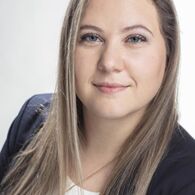 REDEL Dagmar Das Bild ist ein Portraitfoto von Reiseexpertin Redel Dagmar. Sie hat lange dunkelblonde Haare, trägt eine weiße Bluse und einen schwarzen Blazer.