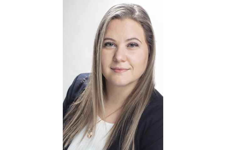 Das Bild ist ein Portraitfoto von Reiseexpertin Redel Dagmar. Sie hat lange dunkelblonde Haare, trägt eine weiße Bluse und einen schwarzen Blazer.