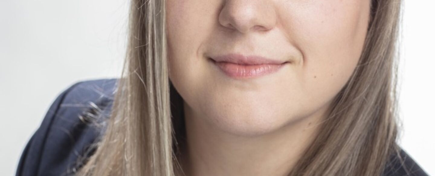 Das Bild ist ein Portraitfoto von Reiseexpertin Redel Dagmar. Sie hat lange dunkelblonde Haare, trägt eine weiße Bluse und einen schwarzen Blazer.