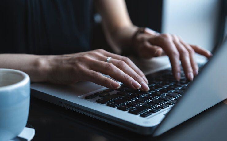 Am.Puls Anmeldung Frau benutzt Laptop, durchsucht das Internet, browst Informationen.