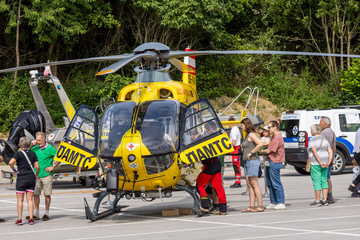 ÖAMTC-Hubschrauber wird von Besucher:innen auf dem Publikumstag am Stützpunkt Melk besichtigt.