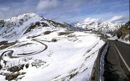 Großglockner Hochalpen-Straße. Die Landschaft neben der Straße ist schneebedeckt.