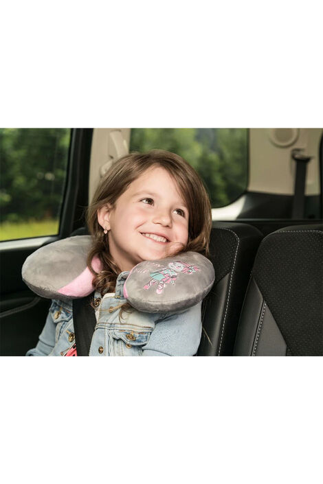 13699 Kinder Nackenrolle ballett g2 Lächelndes Mädchen sitzt im Auto mit einer Nackenrolle um ihren Hals.