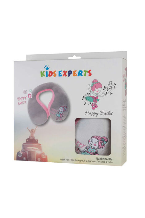 13699 Kinder Nackenrolle ballett g4 Verpackung der Nackenrolle, auf der die Nackenrolle abgebildet ist, sowie eine Ballerina die umgeben von Musiknoten tanzt. Im unteren Eck ist eine Abbildung eines roten Autos auf dessen Dach ein Koffer liegt auf dem Ein Kind im Schneidersitz die Hände in die Luft streckt.Eine Öffnung erlaubt das Anfassen des Stoffes.