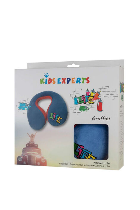 Verpackung der Nackenrolle, auf der die Nackenrolle abgebildet ist, sowie der bunte Schriftzug Life umgeben von Spraydosen. Im unteren Eck ist eine Abbildung eines roten Autos auf dessen Dach ein Koffer liegt auf dem Ein Kind im Schneidersitz die Hände in die Luft streckt.Eine Öffnung erlaubt das Anfassen des Stoffes.