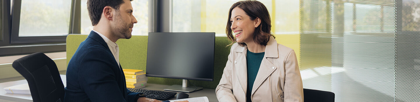 Beratungsgespräch mit einem Juristen bei der ÖAMTC-Rechtsberatung im Büro.