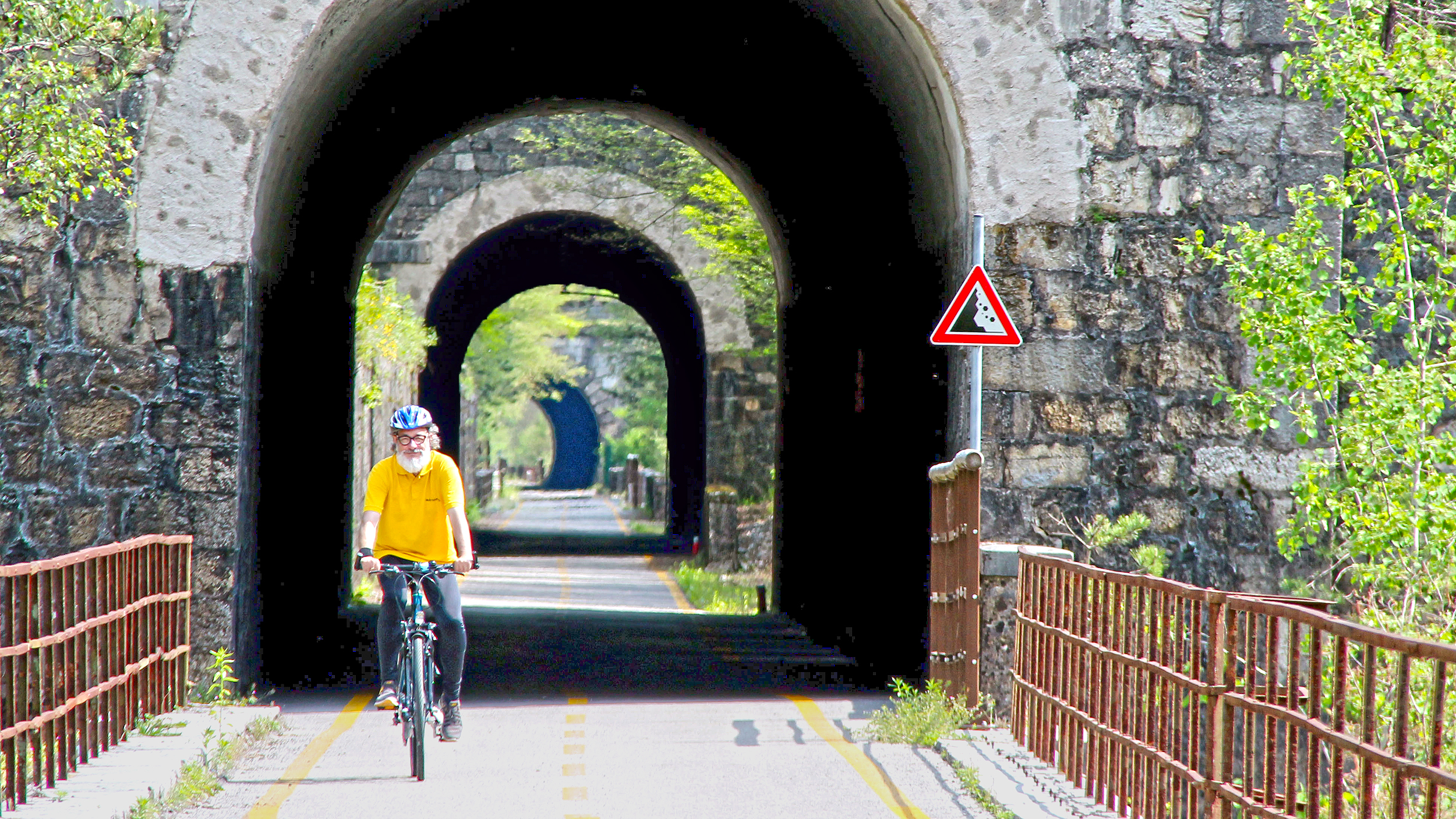 Der auto touring-Redakteur überquert am Fahrrad einen Tunnel auf dem Alpe-Adria-Radweg.