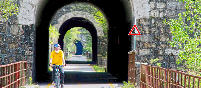 Der auto touring-Redakteur überquert am Fahrrad einen Tunnel auf dem Alpe-Adria-Radweg.