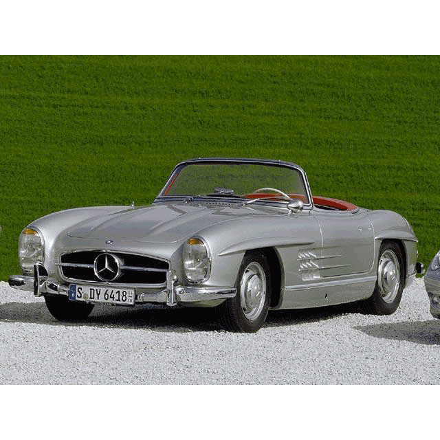 Ein Mercedes Cabriolet steht in einer geschotterten Einfahrt, umgeben von grünem Gras.