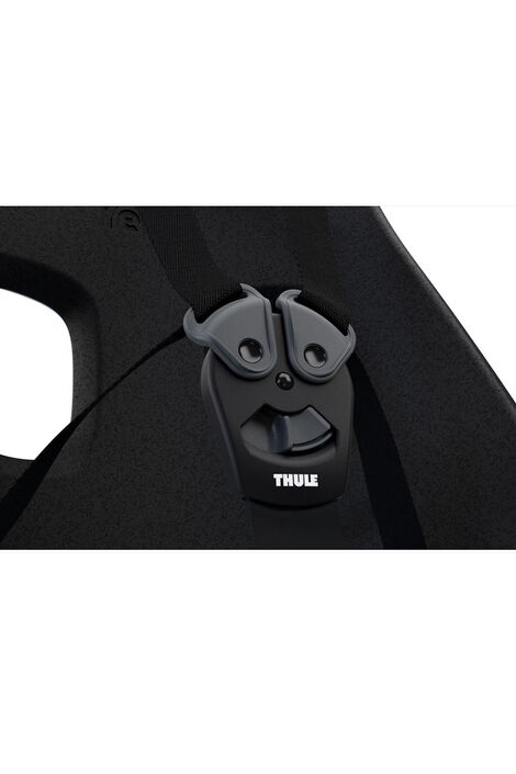 14787 Thule Fahrradkindersitz Yepp g5.jpg Schwarze Magnetische Sicherheitsschnalle mit weißer Aufschrift Thule