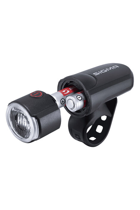 Schwarzes Sigma Frontlicht mit rotem Ein-/Ausschaltknopf und Befestigungs-Schlaufe. Der vordere Teil der Lampe ist geöffnet und darin sieht man zwei Batterien