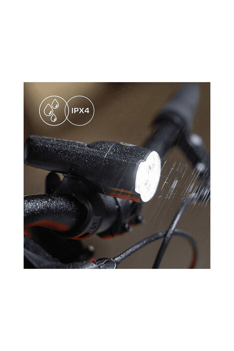 Schwarzes Frontlich montiert und eingeschaltet an einem Fahrrad und es regnet. Oben im Bild sind zwei weiße Kreise eingezeichnet. In einem sind drei Regentropfen und im anderen steht der Text IPX4.