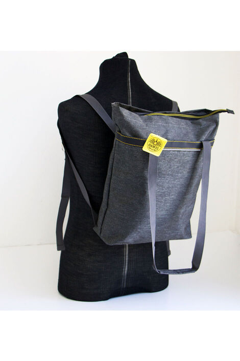 15472 Schultertasche g2 Schneiderpuppe trägt graue Schultertasche als Rucksack.