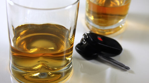 Zwei Gläser mit hochprozentigem Alkohol, daneben liegt ein Autoschlüssel.