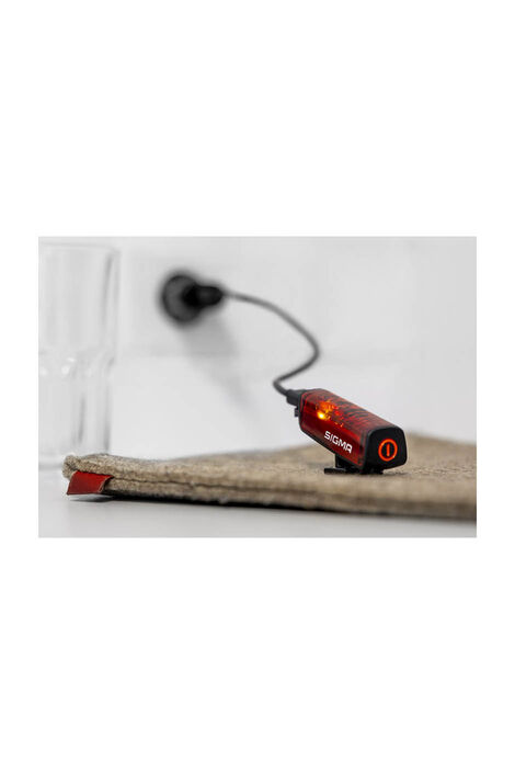 Rücklicht wird mit Ladekabel aufgeladen.