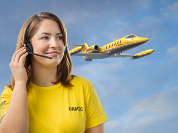 ÖAMTC Callcenter-Mitarbeiterin mit ÖAMTC Jet im Hintergrund