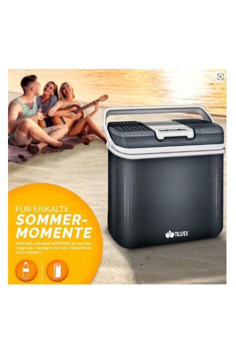 16283 Tillvex 24l-04_g Grau-weiße Kühlbox steht am Strand. Im Hintergrund sieht man das Meer über dem die Sonne untergeht und im Sand sitzen drei glückliche Menschen. Links unten steht Text: Geeignet für 0,5-l-Flaschen und 0,33-l-Dosen.