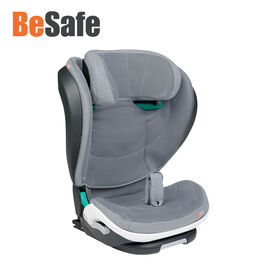 Grauer Kindersitz für ein Auto mit Isofix Befestigung, BeSafe.