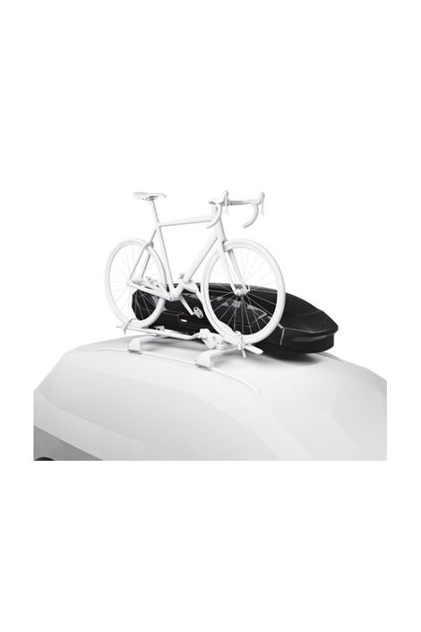 Modell eines weißen Autos an dessen Dach eine schwarze Dachbox und ein Fahrrad montiert ist