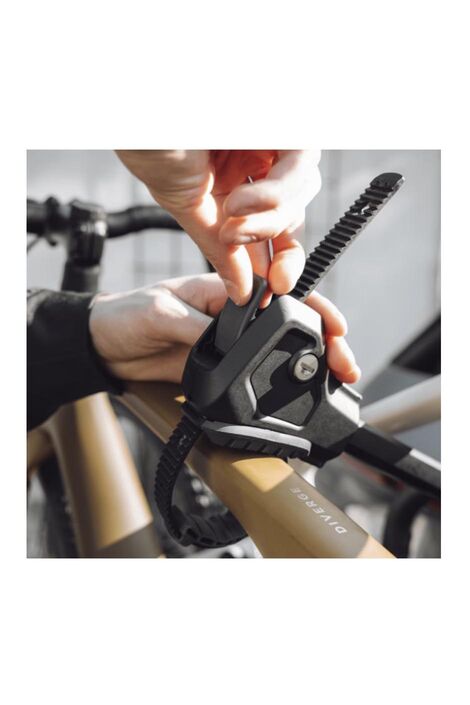 16805 Easyfold3 2 Bikes 4 g Eine Person fixiert ein Rad mit einer schwarzen Schnalle.