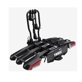 Schwarzer Fahrradträger mit weißer Aufschrift Thule und roten Rücklichter.