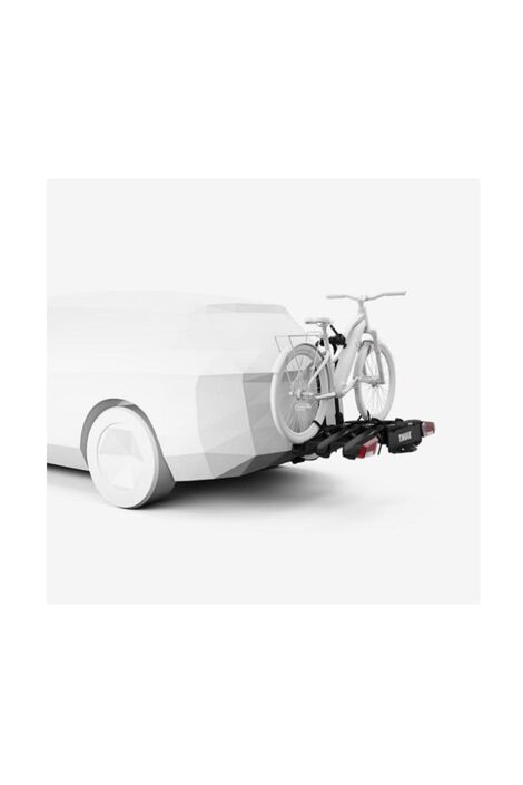 Modell eines weißen Autos an dem ein Fahrradträger montiert ist und ein weißes Fahrrad sichert.