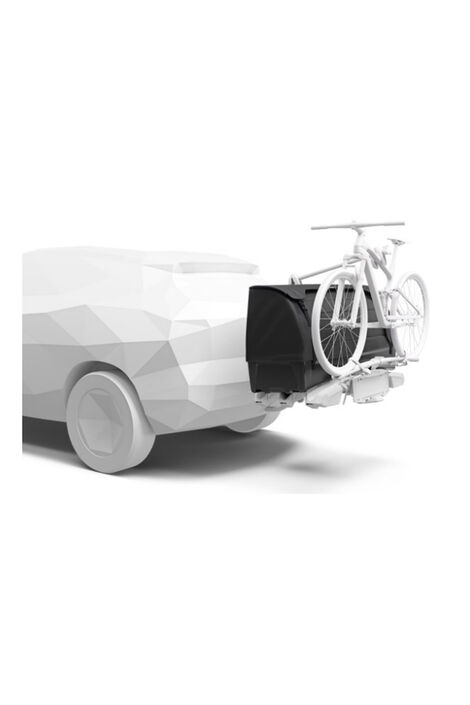 Schwarzer Ladungsträger für Thule EasyFold 3 ist auf einem Thule EasyFold 3 angebracht. Neben der Gepäckbox ist mithilfe eines Zusatzteiles auch ein Fahrrad angebracht.